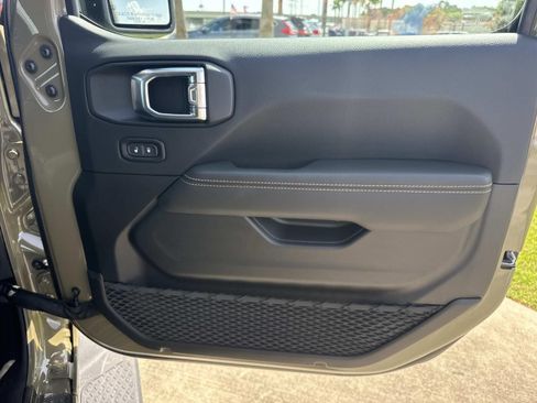 Used 2025 Jeep Gladiator Sport AWD/4WD image 15