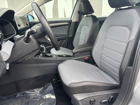 Used 2025 Volkswagen Jetta SE image 32