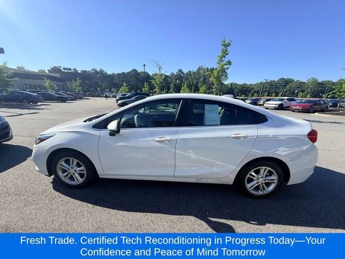 Used 2017 Chevrolet Cruze LT w/ Convenience Package FWD image 2
