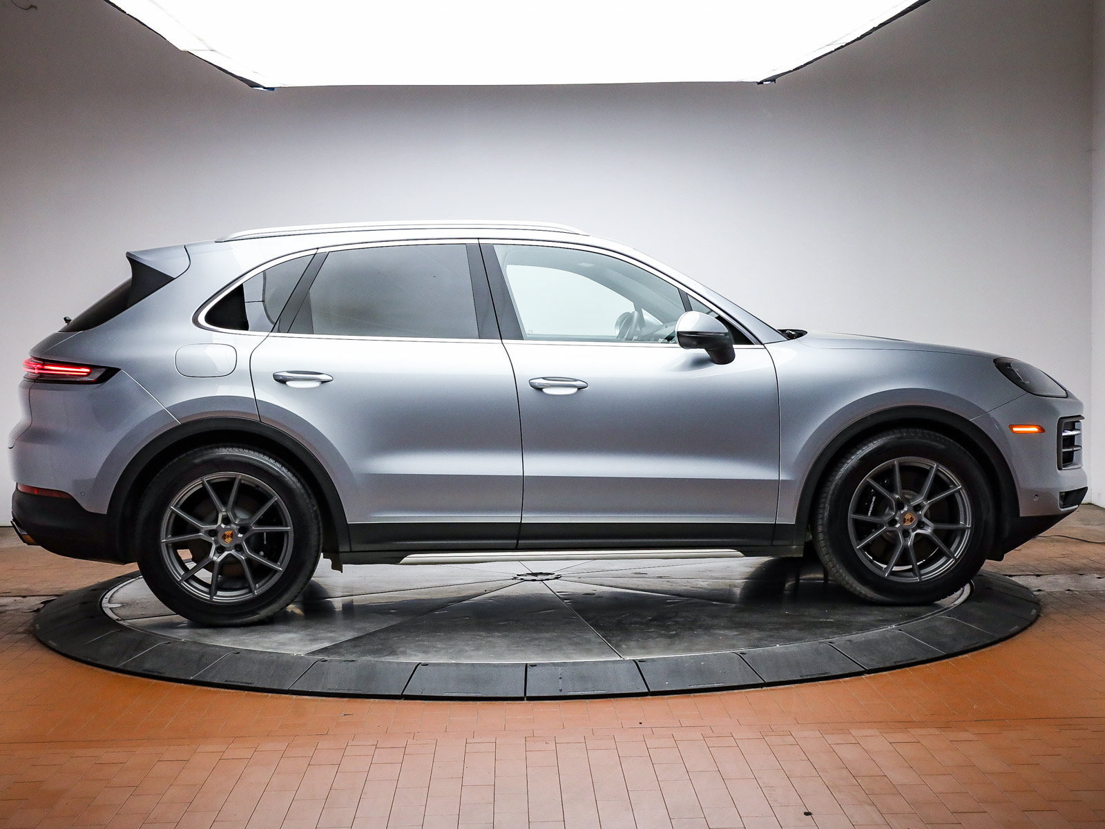 Certified 2025 Porsche Cayenne S AWD/4WD image 37
