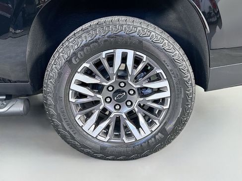 Used 2025 Chevrolet Suburban Z71 w/ Comfort Package AWD/4WD image 34