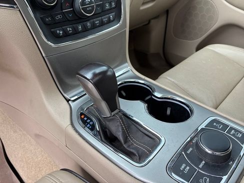 Used 2018 Jeep Grand Cherokee Overland AWD/4WD image 15