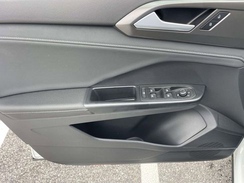 New 2026 Volkswagen Taos SE FWD image 15