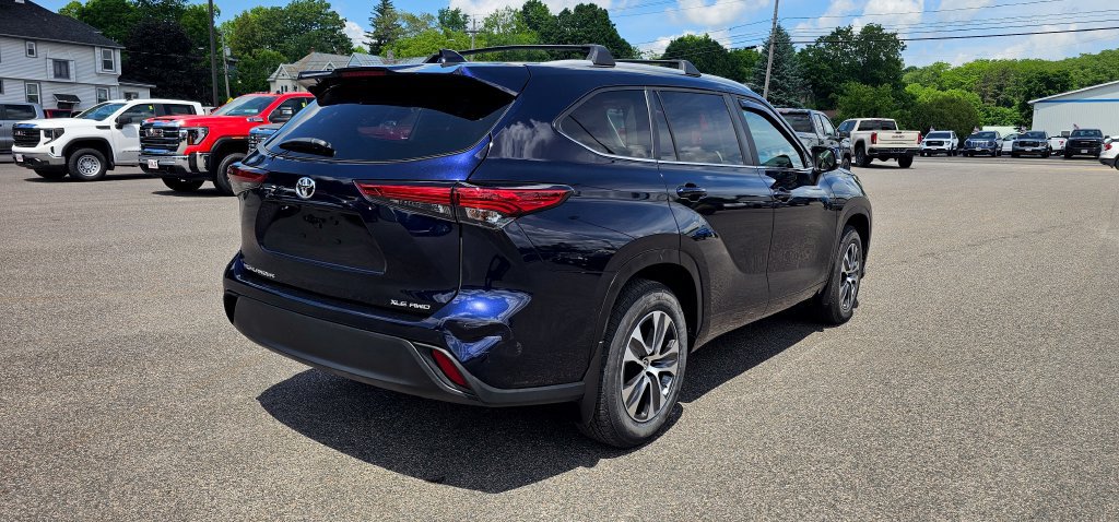 Used 2023 Toyota Highlander XLE AWD/4WD image 8