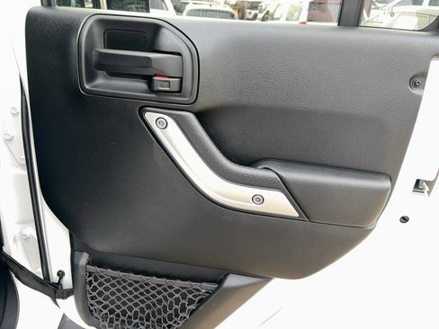 Used 2017 Jeep Wrangler Unlimited Sahara w/ Connectivity Group image 10