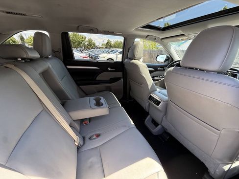 Used 2017 Toyota Highlander XLE AWD/4WD image 18