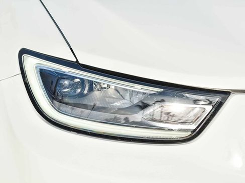 Used 2025 Chrysler Pacifica Limited image 8