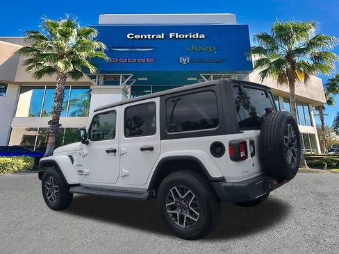 Used 2018 Jeep Wrangler Unlimited Sahara AWD/4WD image 7