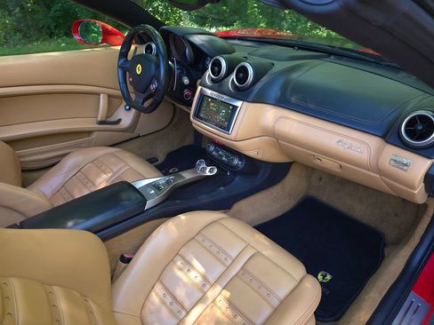 Used 2009 Ferrari California RWD image 27
