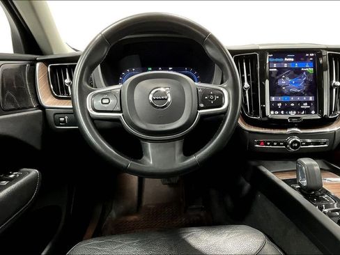 Used 2022 Volvo XC60 B5 Momentum w/ Advanced Package image 7