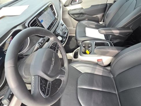 Used 2022 Chrysler Pacifica Touring-L FWD image 12