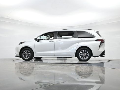 Used 2022 Toyota Sienna XLE image 35