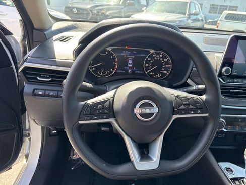 Used 2025 Nissan Altima 2.5 SV FWD image 29