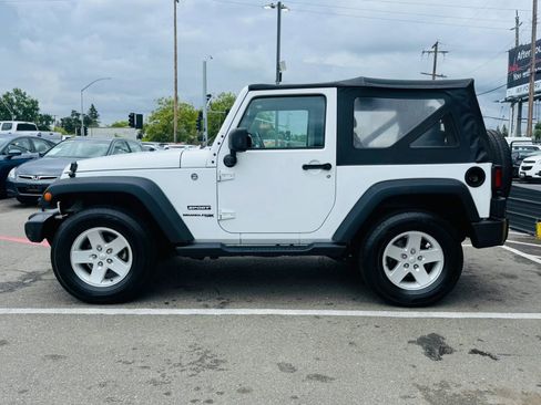 Used 2018 Jeep Wrangler Sport AWD/4WD image 8