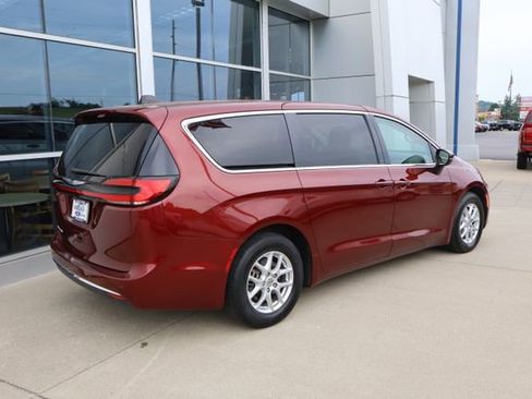 Used 2023 Chrysler Pacifica Touring-L FWD image 3
