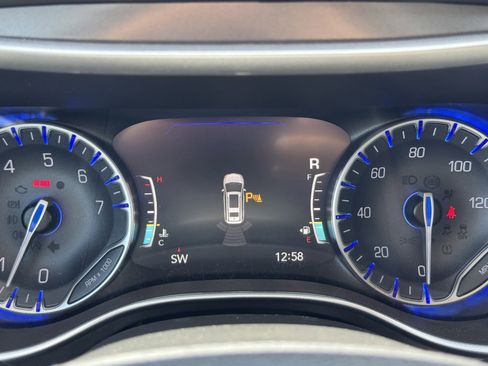 Used 2023 Chrysler Pacifica Touring-L FWD image 22