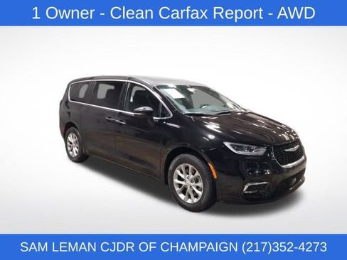 Used 2025 Chrysler Pacifica Select image 2