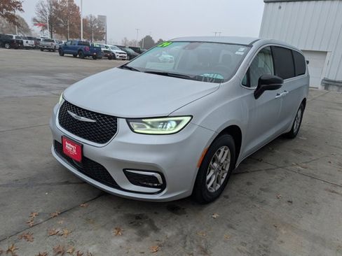 Used 2024 Chrysler Pacifica Touring-L image 32