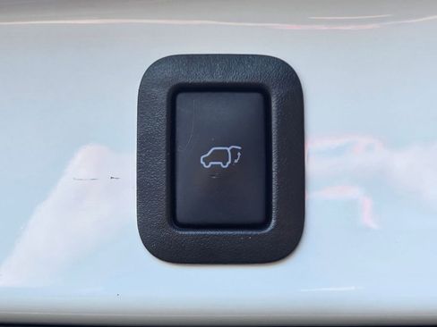 Used 2019 Toyota Highlander XLE image 18