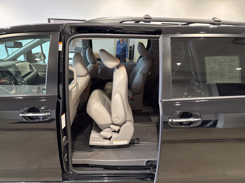 Used 2020 Toyota Sienna XLE w/ XLE Navigation Package AWD/4WD image 23
