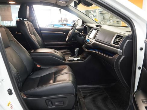 Used 2018 Toyota Highlander SE image 36