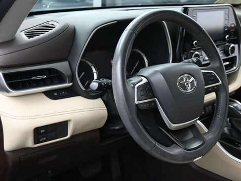 Used 2022 Toyota Highlander XLE FWD image 15