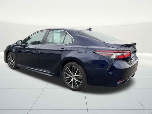 Used 2022 Toyota Camry SE image 3