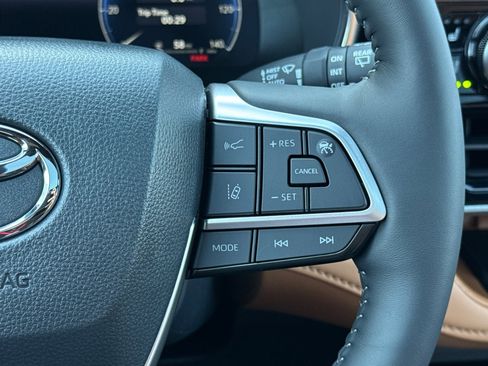 New 2025 Toyota Highlander Platinum image 29