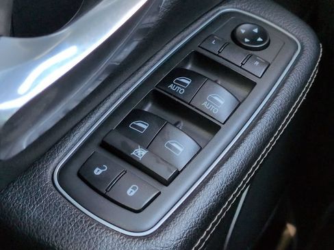 Used 2019 RAM 1500 Laramie AWD/4WD image 24