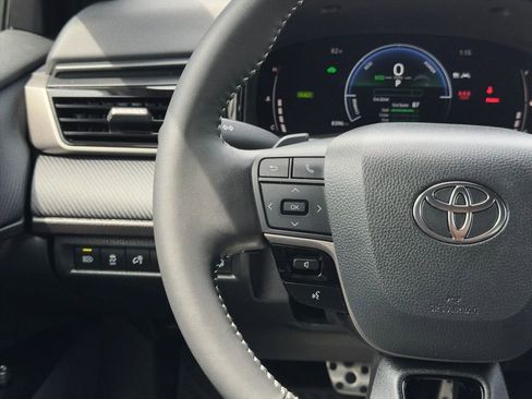 Used 2025 Toyota Camry SE w/ Convenience Package image 8