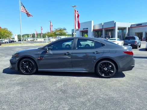 Used 2025 Toyota Camry SE FWD image 3