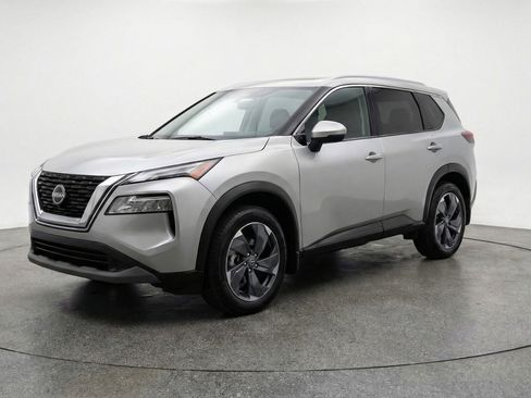 Used 2025 Nissan Rogue SV image 3