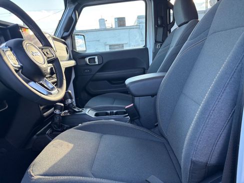 Used 2025 Jeep Wrangler Sahara image 25