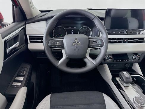 New 2025 Mitsubishi Outlander SE image 21