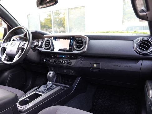 Used 2016 Toyota Tacoma TRD Off-Road AWD/4WD image 7