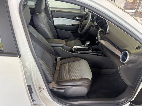 Used 2025 Chevrolet Trax LT FWD image 36