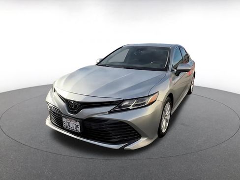 Used 2018 Toyota Camry LE image 7
