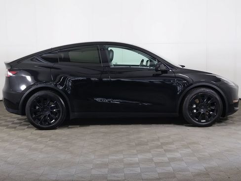 Used 2022 Tesla Model Y Long Range AWD/4WD image 19