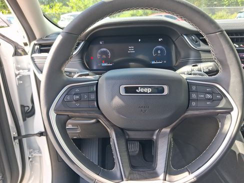 Used 2024 Jeep Grand Cherokee L Limited w/ Black Appearance Package AWD/4WD image 16