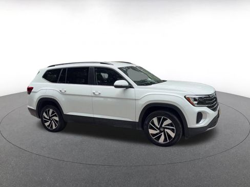 Used 2025 Volkswagen Atlas SE AWD/4WD image 2