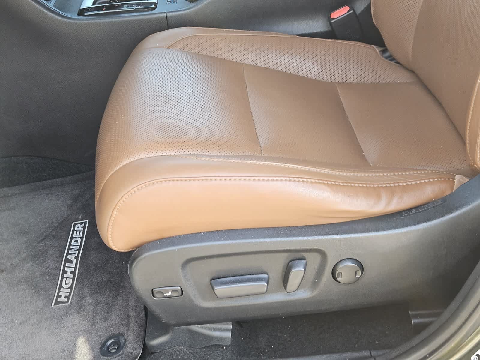Used 2019 Toyota Highlander Limited Platinum w/ Carpet Mat Package (TMS) AWD/4WD image 22
