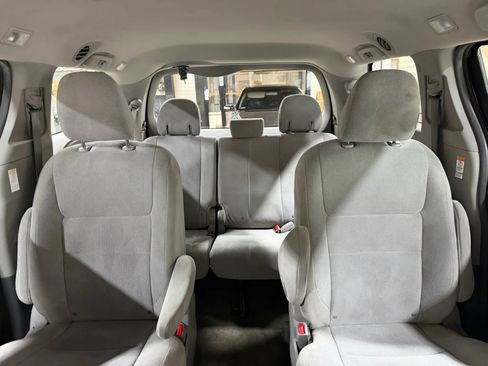 Used 2016 Toyota Sienna L image 49