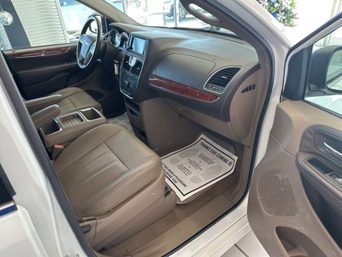Used 2016 Chrysler Town & Country Touring image 19