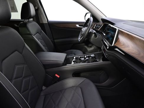 Used 2025 Volkswagen Atlas SE image 16