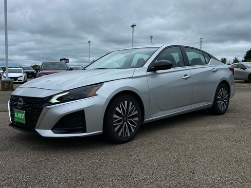Used 2024 Nissan Altima 2.5 SV FWD image 7