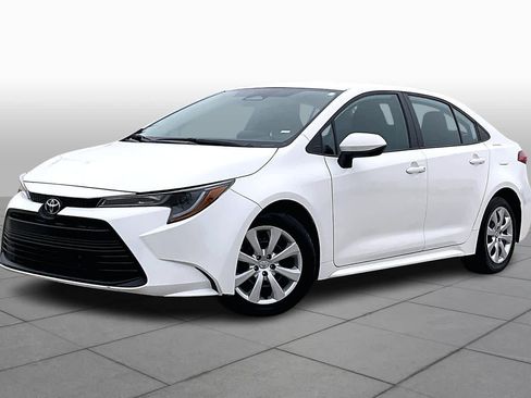 Used 2024 Toyota Corolla LE image 2