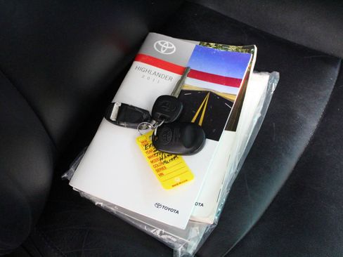 Used 2011 Toyota Highlander SE w/ Convenience Pkg AWD/4WD image 25