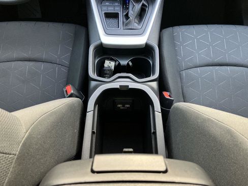 Used 2021 Toyota RAV4 XLE w/ Convenience Package image 18