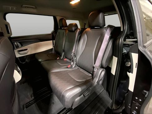 Used 2023 Kia Carnival LX FWD image 41