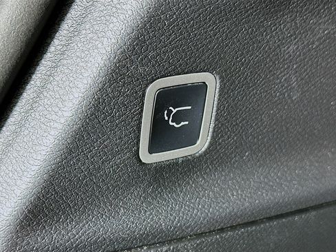 Used 2022 Chrysler Pacifica Limited w/ Uconnect Theater Family Group FWD image 31